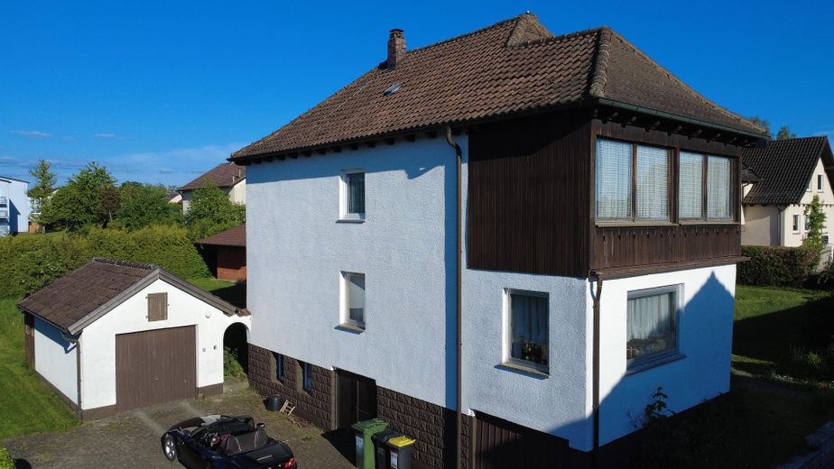 Zweifamilienhaus mit zwei Garagen auf 899qm Grundstück – Foto 4