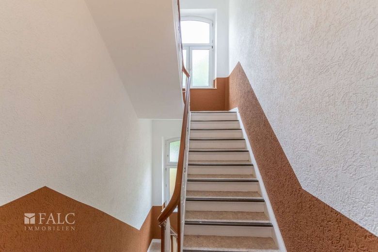 Charmantes Mehrfamilienhaus mit Entwicklungspotenzial – Treppenhaus