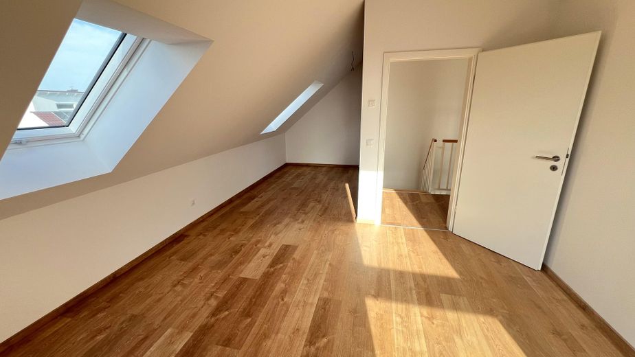 Ruhe mit Blick über Felder: Exklusives wohngesundes Plusenergie-Doppelhaus, S-Bahn fußläufig – Zimmer 1 DG
