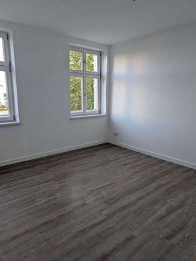 شقة جذابة من غرفتين بتقسيم مثالي – جاهزة للسكن للبيع – Wohnzimmer mit Oberlichtern
