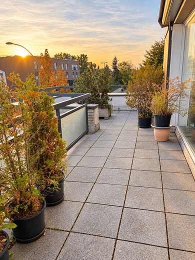 Ático inundado de luz con generosa terraza en la azotea – Dachterrasse