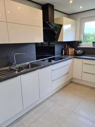 Modern renovated 3.5-room apartment with balcony, garage & fitted kitchen | Owner-occupiers or approx. 6% yield – Küche