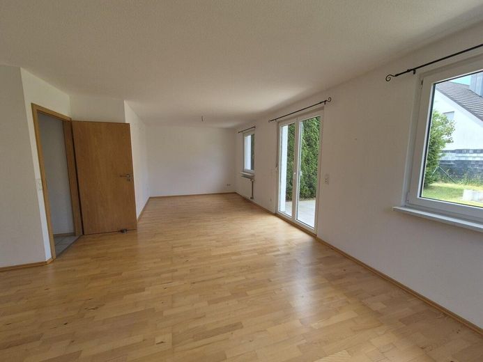 Von Privat: Reiheneckhaus in ruhiger Lage Schwarzenbruck / OT Lindelburg – Wohnzimmer Foto  NR 1