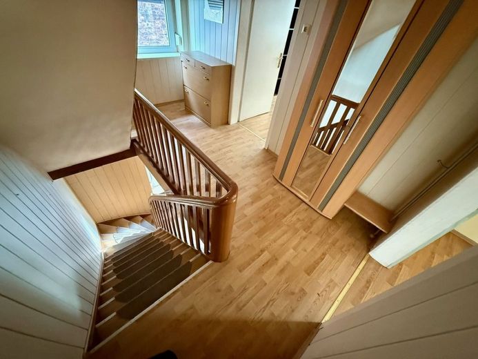 Menden: Flexibler Altbau mit reichlich Platz und vielen Optionen! – Obergeschoss: Flur / Treppenlauf