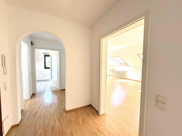 Repräsentatives 2-Familienhaus mit Ausbaupotential in begehrter Wohnlage – DG Flur
