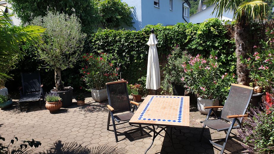 Architektenhaus (3 Wohneinheiten) mit Garten u. Garage – Innenhof