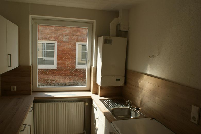 Große 2 Zi.-Whg.mit moderner Einbauküche,Wintergarten,eigener Eingang,KFZ Stellplatz vor der Tür – Küche mit eigener Gastherme