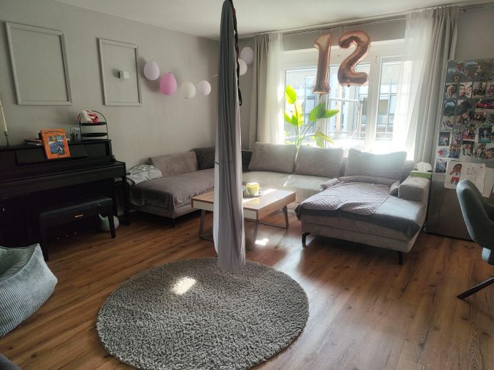 Ehrlich und provisionsfrei:  große 3-4 Zimmer Wohnung mit großzügigem Balkon & Stellplatz – Wohnzimmer_2