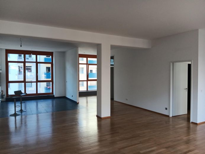 Exklusive 4-Zimmer-Loftwohnung | ca. 165 m² | TG-Stellplatz | Süd-Balkon | Frankfurt-Innenstadt – Offener Wohn-/Ess-/Kochbereich