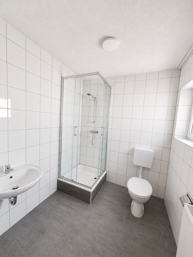 Piso reformado de 2 habitaciones con cocina, baño y plaza de aparcamiento en Lingenfeld – Bad