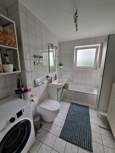 2,5 Zi.-Terrassenwohnung m. Garten (incl. Küche) + feste Tiefgarage in Forchheim/Nähe Bhf. – Badezimmer
