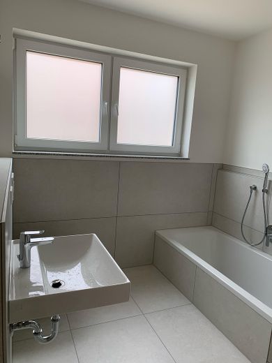 Bad mit Fenster und Wanne