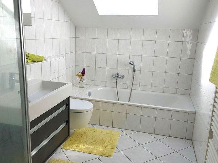 Ruhig wohnen & gut angebunden – Doppelhaushälfte mit Sonnenterrasse in Wehrheim/Obernhain – Bad mit Wanne und Dusche