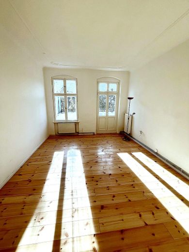 Schillerkiez'de balkonu olan, batı cepheli, hemen taşınılabilir sevimli rüya 2 odalı eski bina dairesi – Wohnzimmer -rechts Küchenzeile
