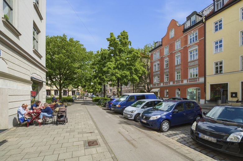 Schönstes Schwabing -kernsanierte DG-Wohnung in denkmalgeschütztem Altbau – Cafès vor der Türe