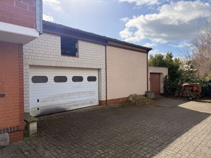 Harsum: 2 Häuser auf einem Grundstück: 
Vermietetes 6-Familienhaus + Wohnhaus mit Büro und Halle – Foto 1