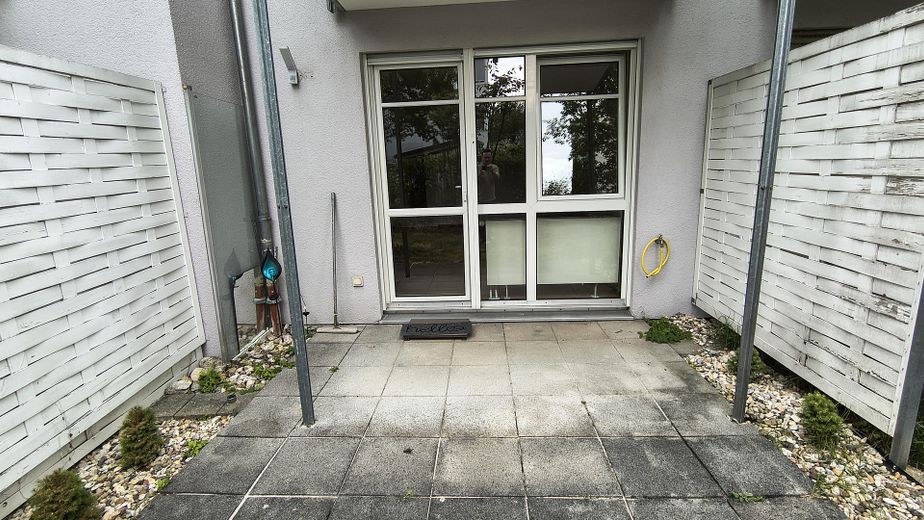 Charmantes, renoviertes Apartment mit Terrasse, kleinem Garten & Tiefgaragenstellplatz in Regensburg – Kleine Terrasse