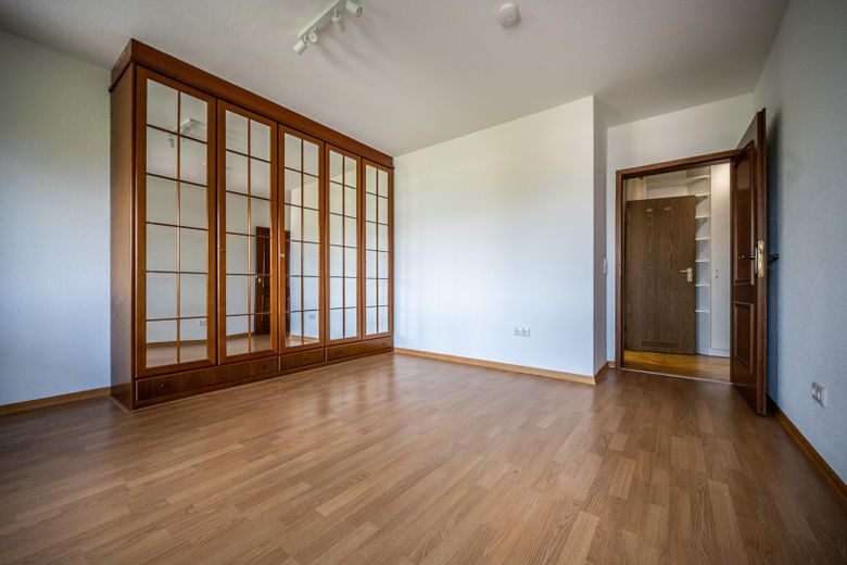 Lichtdurchfluteter Wohnkomfort in Uni-Bestlage – 90 m² mit 3 Balkonen & TG-Stellplatz – Schlafzimmer Foto 2