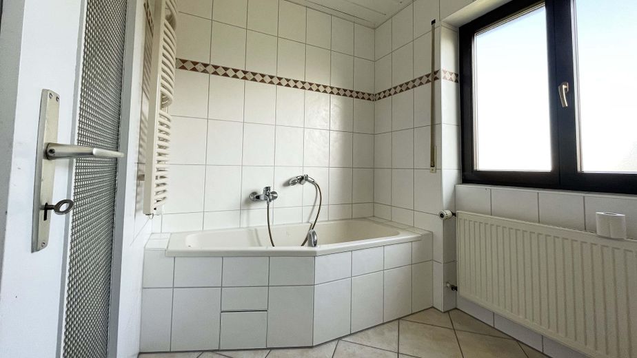 Großes, helles Reihenendhaus mit Garten in Stutensee-Blankenloch – direkt bezugsfertig – 16_1.OG Bad mit Badewann