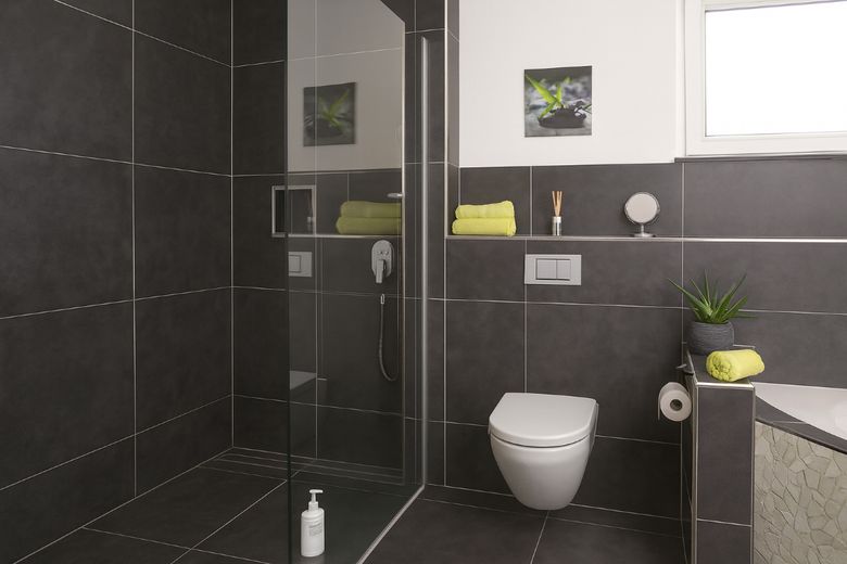 Wohnen & Arbeiten auf höchstem Niveau-voll ausgestattete Werkstatt, Pool & minimale Betriebskosten – begehbare Dusche im Bad