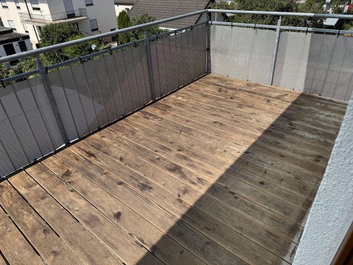 Große Dachgeschosswohnung mit Balkon und EBK in ruhiger Lage – Balkon 2
