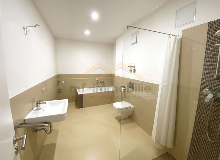 großzügige Erdgeschosswohnung 3 Zimmer 107 m²  mit Einbauküche – Badezimmer