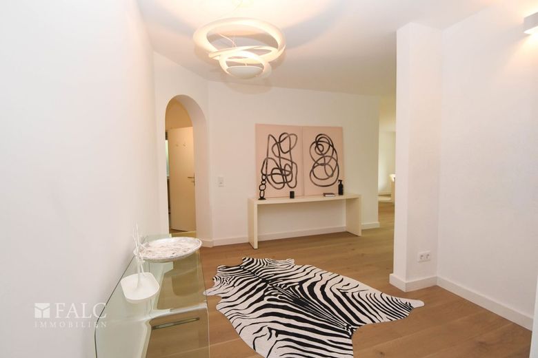 Komplett renovierte Luxus Maisonette im Grünen – Diele