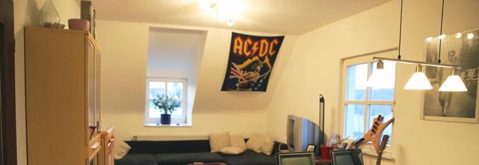 2-Zi.-DG-Wohnung mit Blick auf die Burg – Wohnzimmer, Ansicht 1