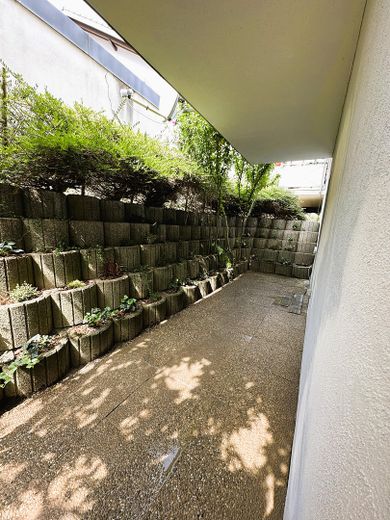 Ristrutturato con finiture di pregio: appartamento di 2,5 locali con terrazza e posto auto – Überdachte Terrasse