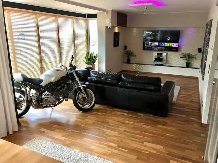 Piso split-level de alta calidad con carácter de casa en una ubicación privilegiada de Junkersdorf – Wohnzimmer OG Beispiel