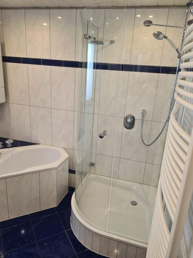 Schöne helle 4 Zimmerwohnung – Bad Dusche 