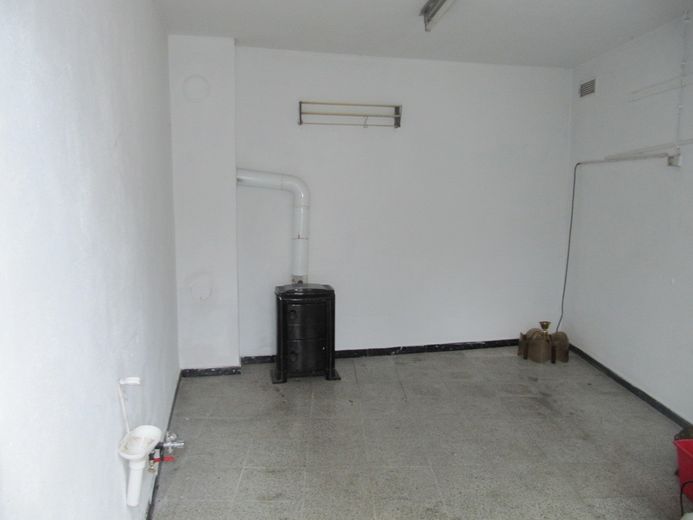from PRIVATE ** single-family house + outbuilding * garden * garage * courtyard * basement – Foto 18