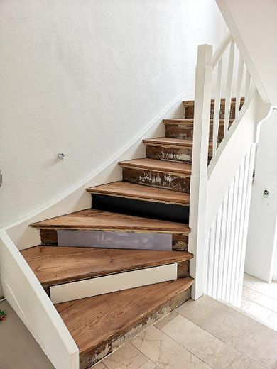 Dreieichenhain Doppelhaushälfte kernsaniert mit WP & Baugenehmigung für zweites Haus – Treppe Belag Designauswahl 
