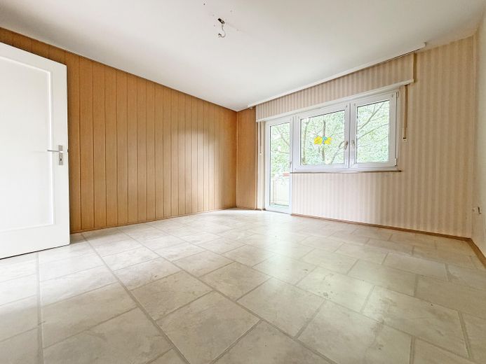 ¡Su proyecto de renovación en Friesenheim: 3 habitaciones con balcón en una ubicación tranquila! – Schlafzimmer
