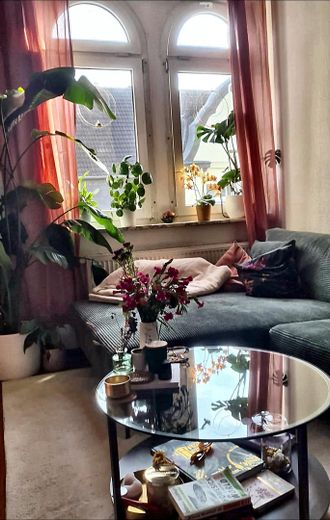 Gemütliche 2-Zimmer-DG_Wohnung inkl. EBK – zentral im beliebten Paulusviertel – Wohnzimmer1