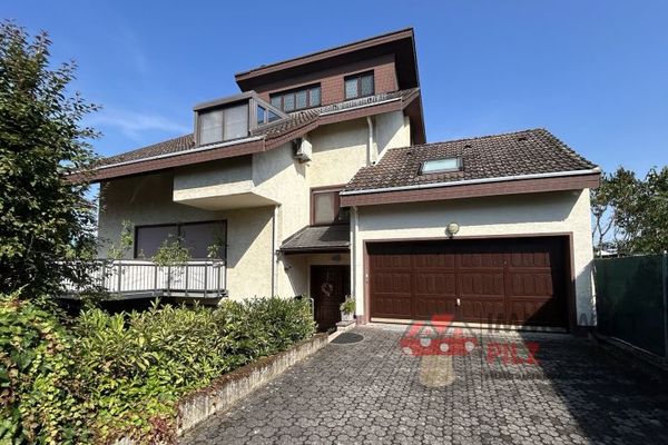 2-Family Home with Small Practice in Sought-After Residential Location in Hanau (Musikerviertel)