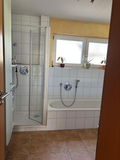 OG-Bad: Dusche und Wanne