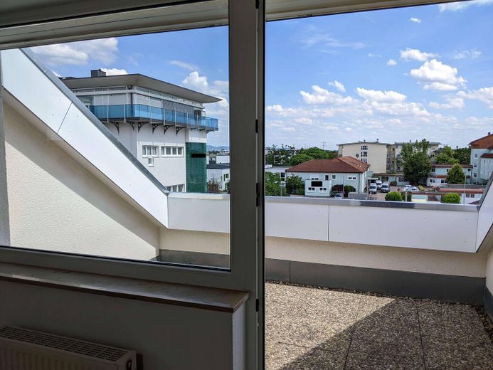 Helle Dachgeschosswohnung mit Dachterrasse und Tiefgaragenstellplatz – Dachterrasse