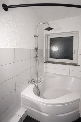 Badewanne mit Duschfunktion