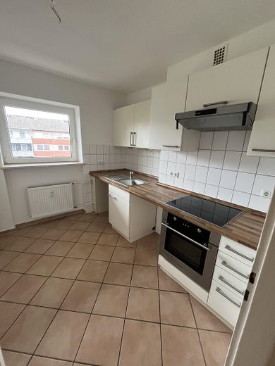 Appartement lumineux de 4 pièces avec balcon et cuisine équipée à louer immédiatement. – Küche