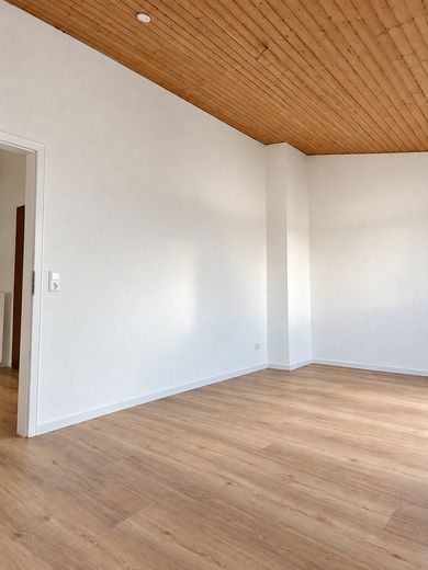 3 habitaciones, balcón y vistas al castillo: vivienda de alta calidad completamente renovada en Königstein – Schlafzimmer 