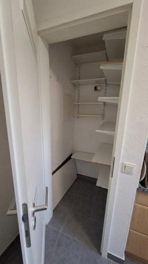 Vivienda acogedora en la ladera: luminosa, tranquila, accesible, con jardín y balcón – Abstellkammer in der Küche 