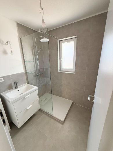Frisch komplettsanierte 4-Zimmer-Wohnung mit Einbauküche & Balkon in Stuttgart-Bad Cannstatt – Bad