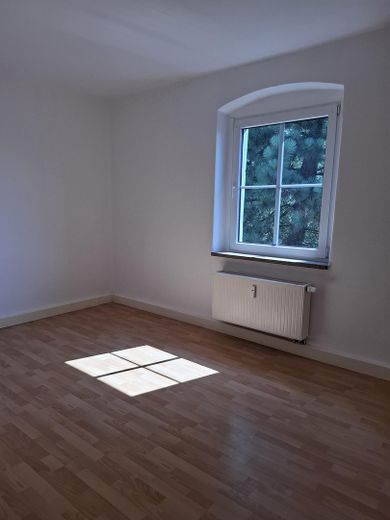 3-Raum-Wohnung, große Küche, 1.OG rechts, Bad mit Fenster, Wanne und Dusche / ALG + BG möglich – Blick im Schlafzimmer