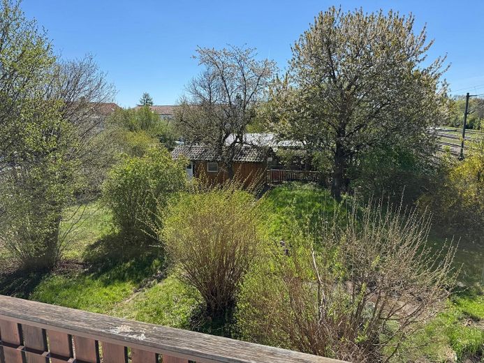 9-room two-family house on a 1080 m² plot, directly beside the railway tracks, 15 minutes by train to Munich – Garten von oben