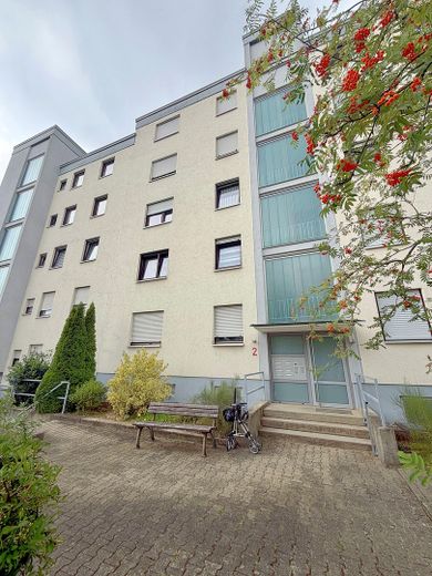 Wolne od zaraz i bez prowizji: przestronne 2-pokojowe mieszkanie z loggią od południowego zachodu i miejscem postojowym – Wohnanlage