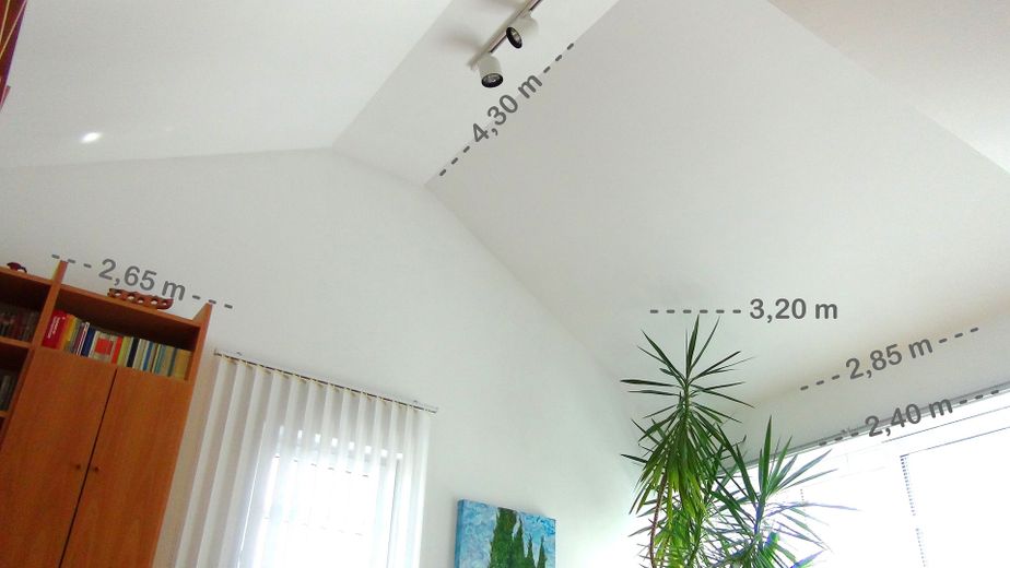 Lauschige 2-Zi.-Süd-DTW mit enormer Weite - zwischen Ortszentrum und altem Ortskern – Wohnzimmer - Raumhöhen