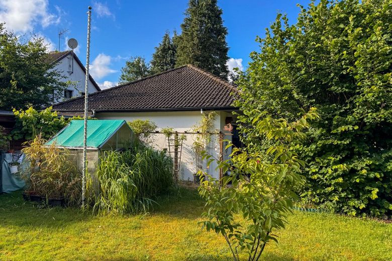 Wohnen auf einer Ebene - Bungalow mit 3 Zimmern, Carport sowie Garage und großen Garten in Garlstedt – Garten