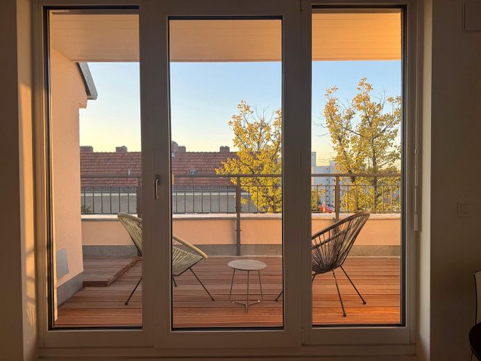 Obra nueva: Ático con terraza orientada al sur y cocina equipada - en Reinickendorf/Mitte – Terrasse Zugang von der Küche