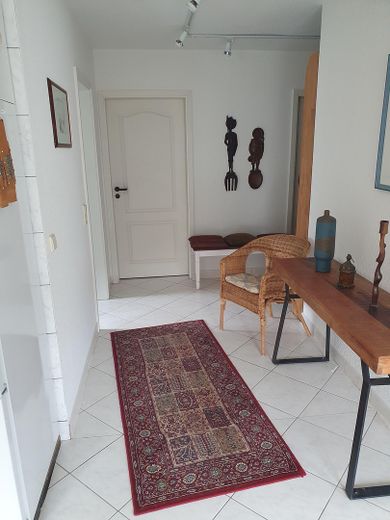 Attraktive lichtdurchflutete Maisonette-Wohnung – Heller Flur